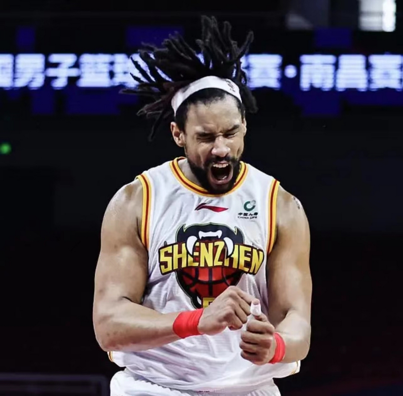 外援在比赛中展现出色表现，助球队取胜